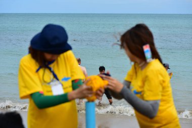 ChonBuri Tayland 1 Ağustos 2019 Japon şirketi çalışanlarını 2019 Plaj Ekibi Mükemmellik Ekibi 'nin faaliyetlerine götürüyor.