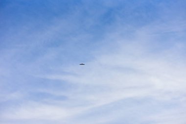 Arka plan için mavi gökyüzü ve beyaz bulutlar