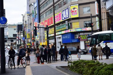 Tokyo, Japonya 27 Kasım 2019 Kimliği belirsiz Japon halkı Tokyo 'ya seyahat ediyor.