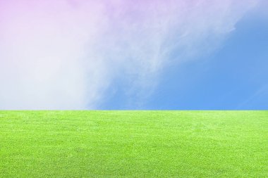Pastel renkli gökyüzü ve bulut beyazı. Güzel bir öğleden sonra gökyüzü ve bulut beyazı. Yeşil çimen önplanı