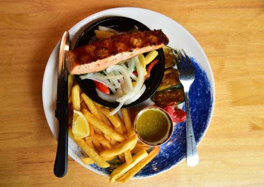 Bangkok Tayland 3 Ağustos 2019 Blur Lezzetli somon balığı mavi tabakta ızgara biftek. Taze sebze salatasıyla. Izgara biftek..