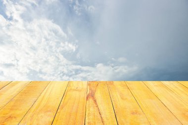 Arka plan için mavi gökyüzü ve beyaz bulutlar. yeşil çimen önplanı