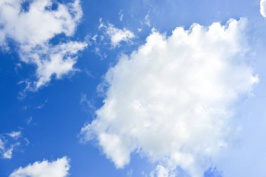 Mavi gökyüzü beyaz bulut mavi arkaplan