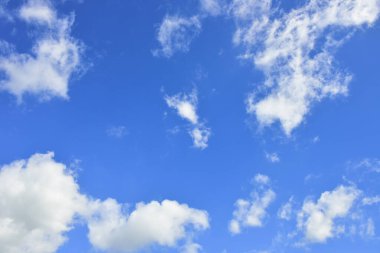 Mavi gökyüzü beyaz bulut mavi arkaplan