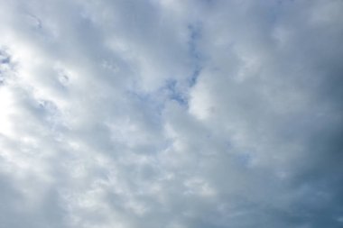 Mavi gökyüzü beyaz bulut mavi arkaplan