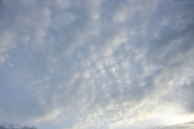 Mavi gökyüzü beyaz bulut mavi arkaplan