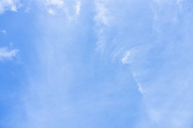 Mavi gökyüzü ve arka plan için küçük beyaz bulutlar