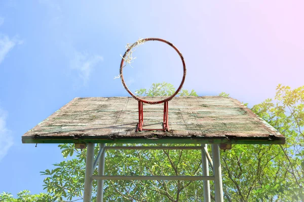 Basketbalové Hřiště Starým Dřevěným Backboard Blue Nebe Bílé Mraky Pozadí — Stock fotografie