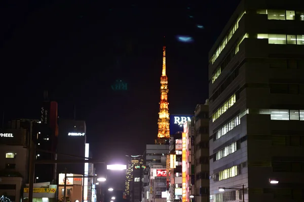 2018年11月21日未確認のぼかしの夜東京を旅する日本人の旅行 東京都にビル — ストック写真