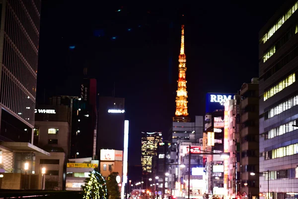 ブラー東京 日本2018年11月21日未確認 Blurr Night東京を旅する日本人の旅行 東京都にビル — ストック写真