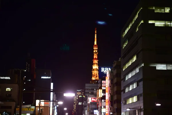 ブラー東京 日本2018年11月21日未確認 Blurr Night東京を旅する日本人の旅行 東京都にビル — ストック写真