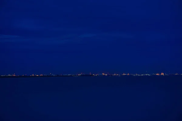 Tengerpart Éjjel Strand Kék Felhővel Város Éjszaka — Stock Fotó