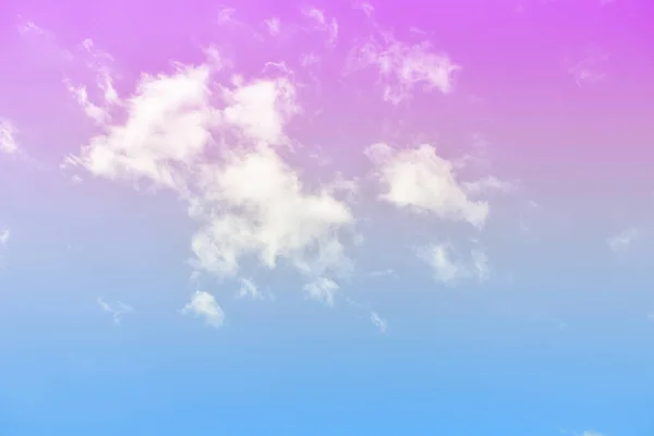 パステルカラーのグラデーションの中に柔らかい背景があります 抽象的なぼやけた雲のパターン — ストック写真