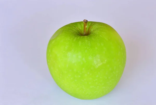 白色背景下的新鲜绿色苹果 — 图库照片