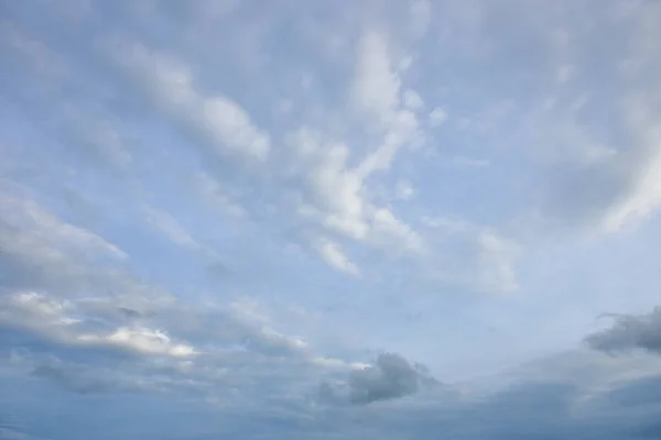 青い空白い雲の背景 — ストック写真