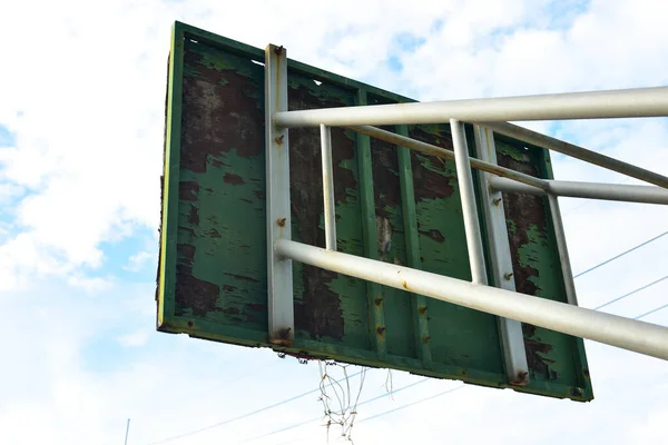 Баскетбольний Корт Старим Деревом Backboard Blue Sky Білими Хмарами Задньому — стокове фото