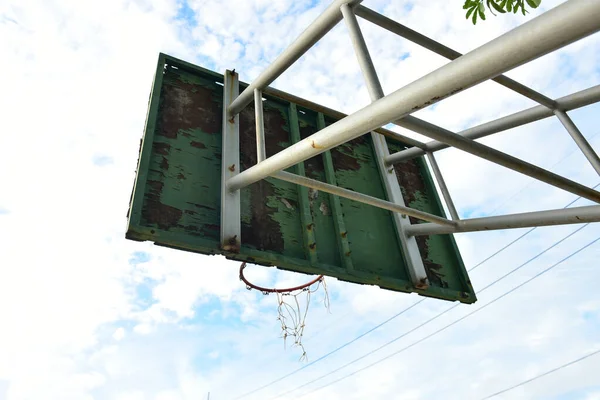 Баскетбольний Корт Старим Деревом Backboard Blue Sky Білими Хмарами Задньому — стокове фото