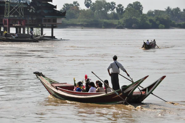 Kayıkçı turist Yele Phaya getiriyor..