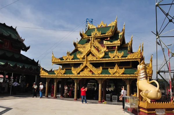 Des touristes visitent la pagode Kyaik Hwaw Wun à Thanlyin, au Myanmar . — Photo