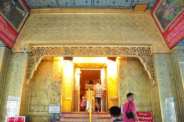 Turistas desconocidos visitan el templo de la pagoda Botataung . —  Fotos de Stock