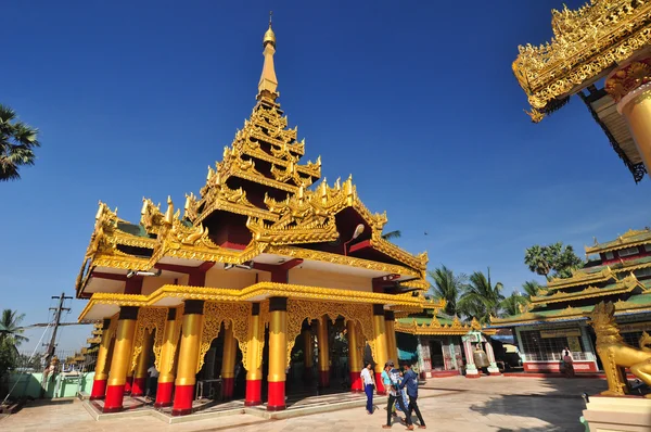 Onbekende toeristen bezoeken de tempel van Shwethalyaung liggende Boeddha. — Stockfoto