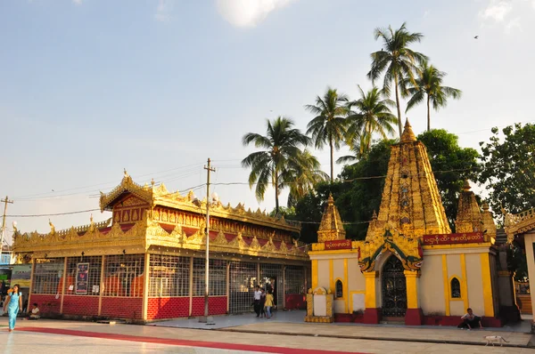 Turistas desconocidos visitan el templo de la pagoda Botataung . — Foto de Stock