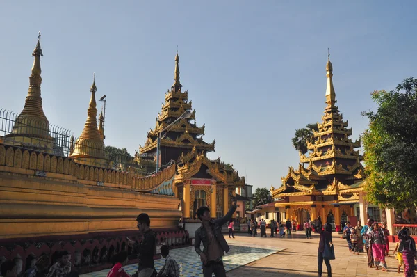 Onbekende toeristen bezoeken Shwe Maw Daw pagode in Yangon, Myanmar. — Stockfoto