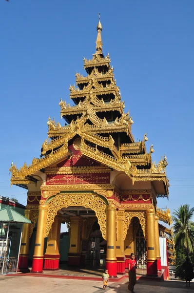Turistas desconhecidos visitam Shwe Maw Daw Pagoda em Rangum, Mianmar . — Fotografia de Stock
