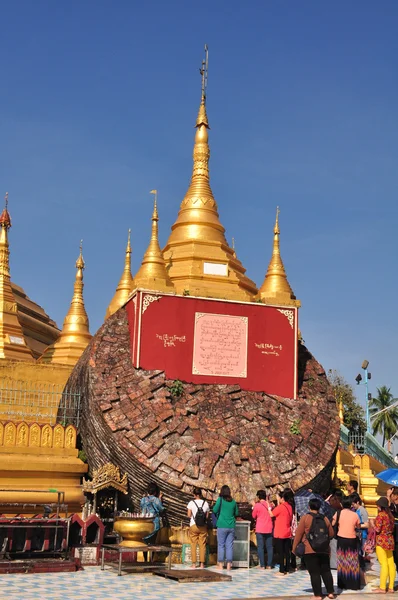Nieznany turystów odwiedza Shwe Maw Daw Pagoda w Yangon, Myanmar. — Zdjęcie stockowe