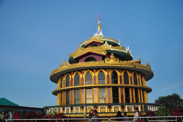 Les touristes visitent la pagode Kyaikhtiyo au Myanmar . — Photo