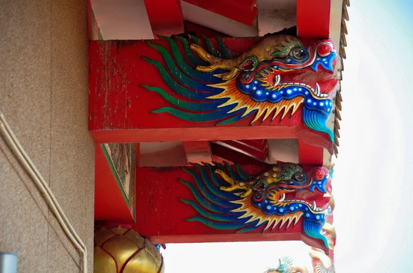 Dragón decorado en el techo del santuario chino en Tailandia — Foto de Stock