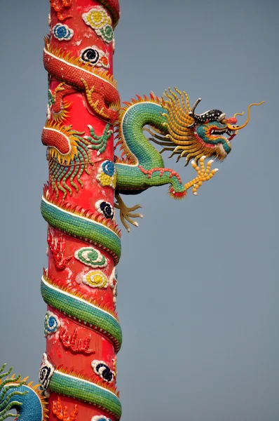 Dragão decorado na coluna do santuário chinês na Tailândia — Fotografia de Stock