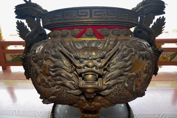 Дракон украшен на крыше китайского храма в Таиланде — стоковое фото
