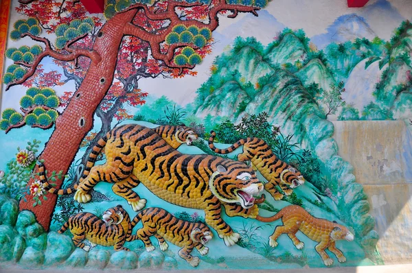 Tiger-skulpturer ved Det kinesiske tempel i Thailand . – stockfoto