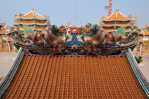 Dragón decorado en el techo del santuario chino en Tailandia — Foto de Stock
