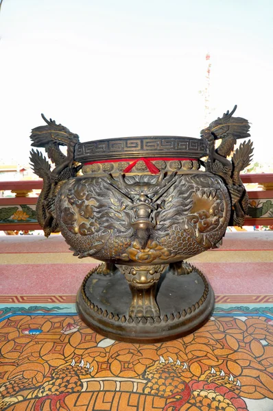 Dragon inredda på taket av kinesiska templet i Thailand — Stockfoto