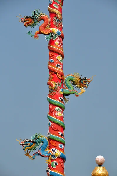 Дракон украшен у колонны китайской святыни в Таиланде — стоковое фото