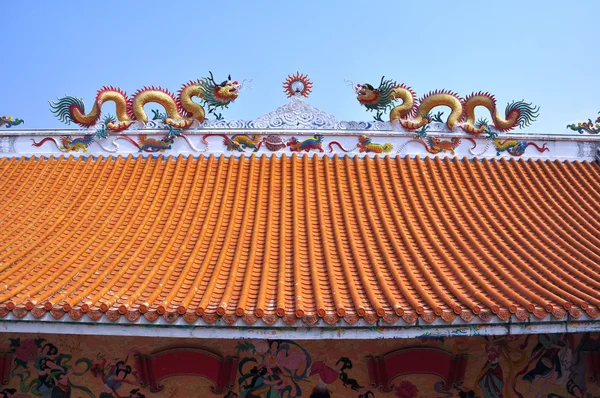 タイで中国の神社の屋根に飾られてドラゴン — ストック写真