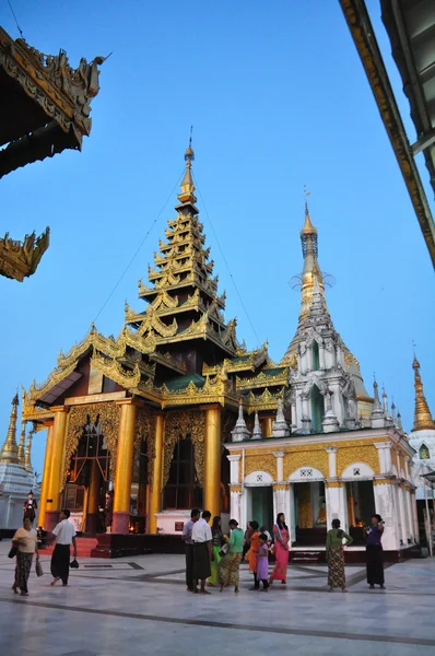 Людей, які відвідують область Shwedagon пагода в місті Yangon, мій — стокове фото