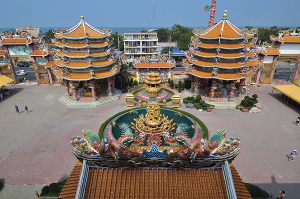 Turistas desconhecidos visitam santuário chinês em Chonburi, Tailândia . — Fotografia de Stock