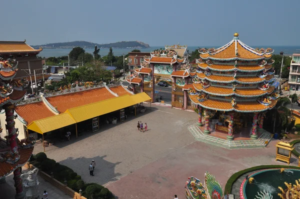 不明な観光客でチョンブリ、タイ中国の神社に参拝します。. — ストック写真
