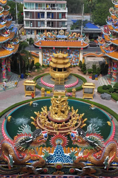 Turistas desconocidos visitan santuario chino en Chonburi, Tailandia . — Foto de Stock