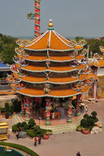 Turistas desconocidos visitan santuario chino en Chonburi, Tailandia . — Foto de Stock