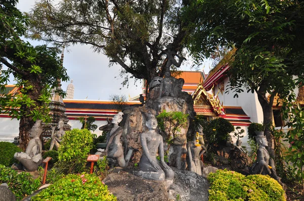 Estátuas de exercício eremita tailandês em Wat Pho, Bangkok, Tailândia — Fotografia de Stock