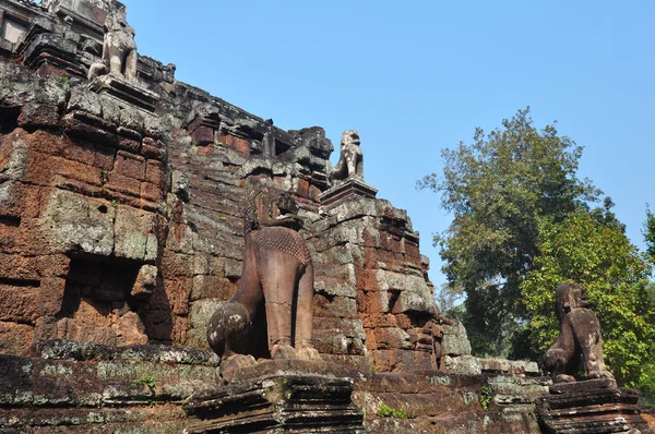 Leões de pedra no templo de Phimeanakas, Camboja — Fotografia de Stock