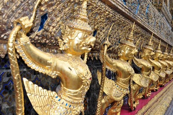 Estatua de garuda dorada en Wat Phra Kaew —  Fotos de Stock