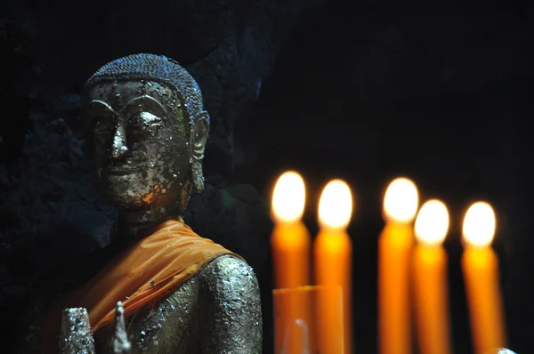 Estátua de buddha e luz de velas — Fotografia de Stock