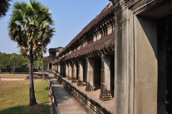 Largo corredor de pilares en ruinas del templo, Angkor Wat — Foto de Stock