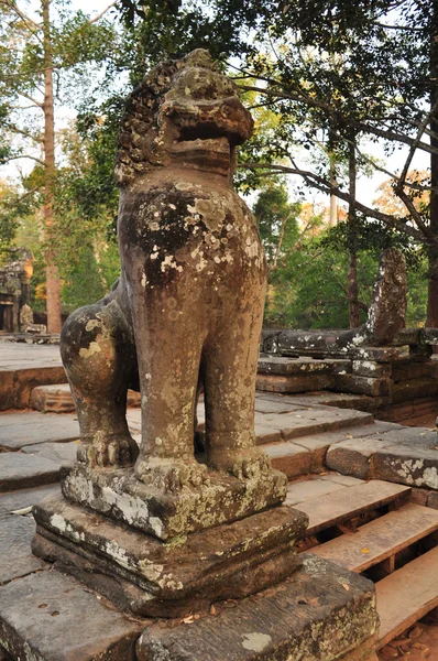 Leone custode della pietra al Tempio Banteay Kdei Cambogia — Foto Stock