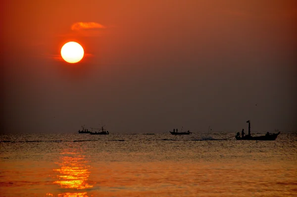 Silhueta de barcos de pesca tailandeses ao nascer do sol, HuaHin — Fotografia de Stock
